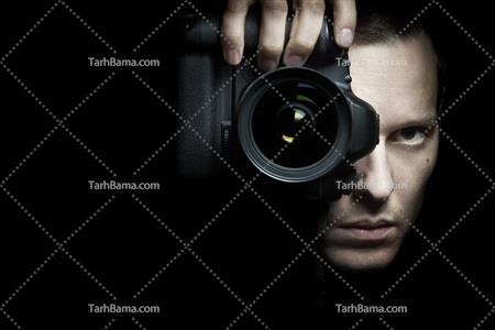 تصویر با کیفیت از عکاسی یک عکاس با تم سیاه